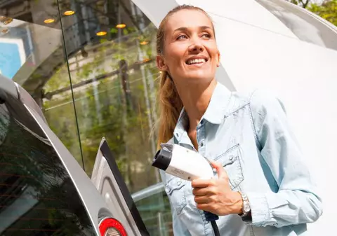 Află cum poţi cumpăra un automobil electric cu o reducere de 12.000 de lei