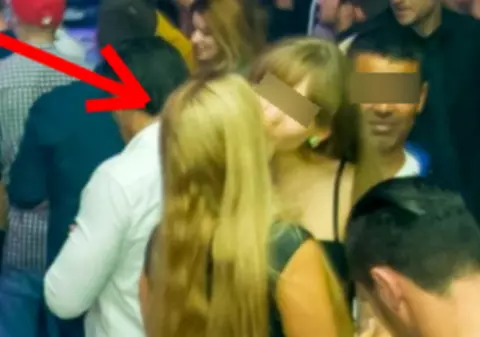 SĂRUT LESBI ÎNTRE "FETELE" LUI RADU MAZĂRE! Uite CE A FĂCUT EL când a văzut SCENA FIERBINTE | FOTO