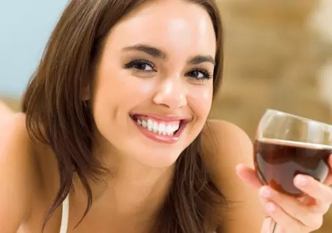 Poţi să bei vin roşu la menstruaţie? Mituri şi realitate