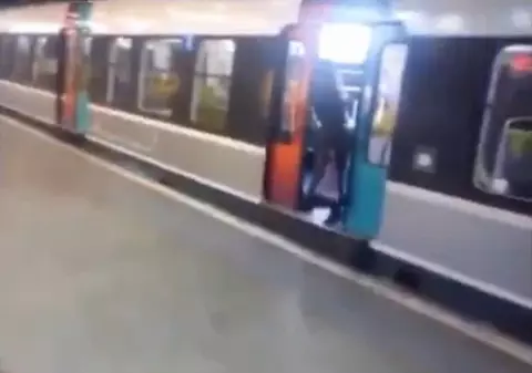 SCENĂ ŞOCANTĂ LA METROU! Ce legătură există între ACEST INCIDENT şi GERARD BUTLER, fostul iubit al româncei MĂDĂLINA GHENEA
