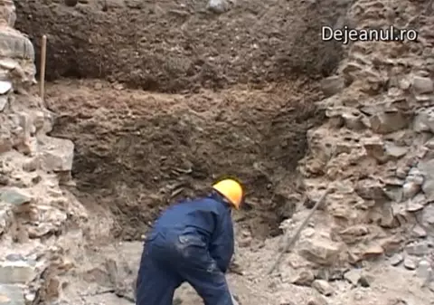 DESCOPERIRE MACABRĂ! Uite ce a găsit o echipă de muncitori SUB ZIDUL UNEI BISERICI