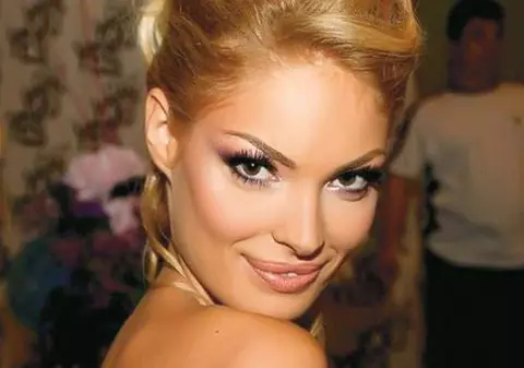 IATĂ CE FACE VALENTINA PELINEL CA SĂ AIBĂ TENUL PERFECT!