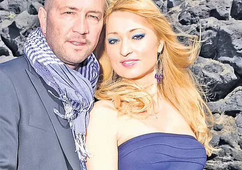 RALUCA ZENGA NU-ŞI MAI ÎNCAPE ÎN PIELE! UITE CUM ÎŞI RIDICĂ ÎN SLĂVI SOŢUL!