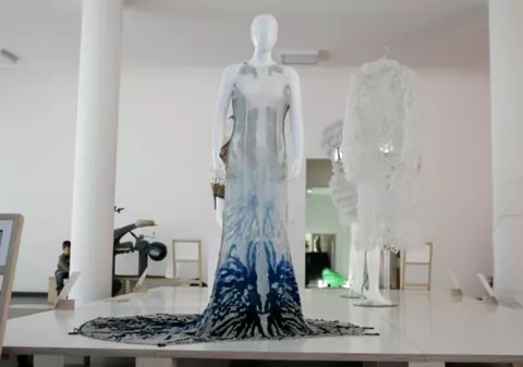 ROCHIA ANTI-POLUARE şi PULOVERUL CARE BRONZEAZĂ, vedetele unei expoziţii din Capitală