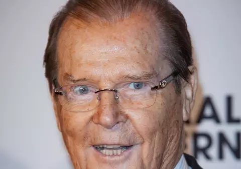 LOVITURĂ TERIBILĂ pentru Roger Moore! A fost DIAGNOSTICAT CU O BOALĂ INCURABILĂ!