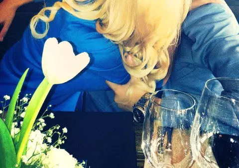 CUPLU NOU ÎN SHOWBIZ! Uite ce blondă celebră de la noi ARE UN IUBIT "PROASPĂT"