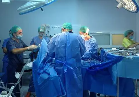 Spitalul OncoFort, cea mai mare investiţie medicală din anul 2013, a fost inaugurat cu o operaţie în premieră pentru România 