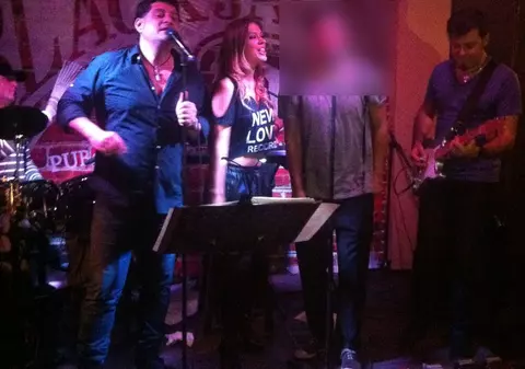 DUET DE EXCEPŢIE pe hit-ul "Atât de singur". NU O SĂ-ŢI VINĂ SĂ CREZI alături de cine a interpretat TAVI COLEN superba melodie!