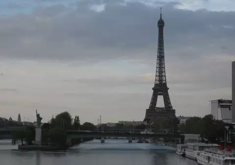 Luminile Turnului Eiffel vor fi stinse în memoria victimelor de la Sakt Petersburg