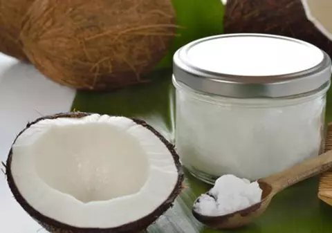 Untul de cocos te scapă de celulită și de mătreață