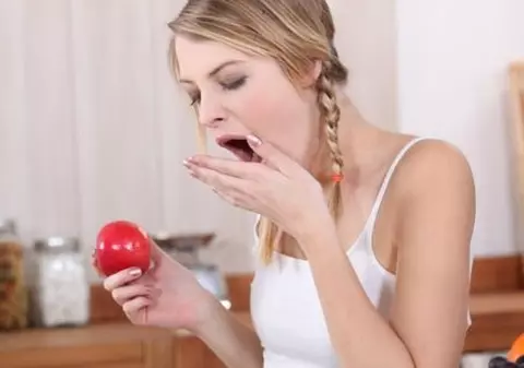 De ce îţi miroase gura urât dimineaţa