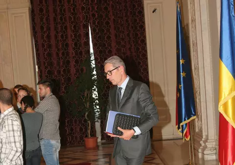 Premiu de consolare pentru Andrei Zaharescu! Vezi ce CADOU a primit din partea lui Victor Ponta pentru a uita de divorţ