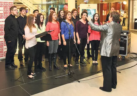 Elevii de la «Dinu Lipatti» au cântat pentru Ioan Bănescu! Şi astăzi, cei care vor să-l ajute sunt aşteptaţi la concert