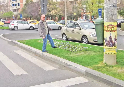 Hopa... Eu pe unde trec? Pe un bulevard din Capitală, trecerile de pietoni dau direct în panseluţele plantate în spaţiile verzi | VIDEO
