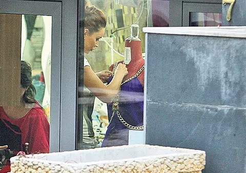 Bianca s-a făcut Croitoraşul cel Viteaz! Roşcata munceşte pe rupte pentru colecţia pe care o va prezenta duminică