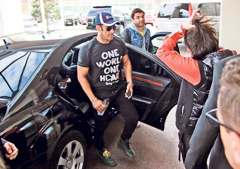 Salman Khan dă 1.000 de euro pe noapte la un hotel din Sibiu. Uite cum arată camera în care doarme starul!