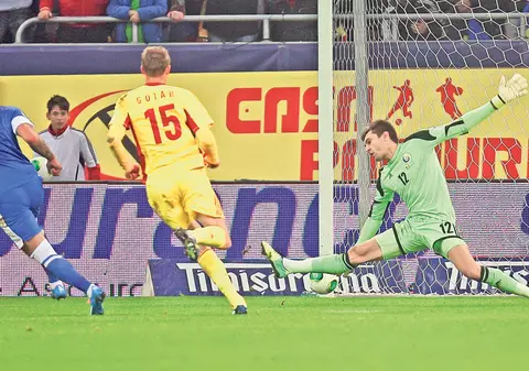 O ruşine naţională! Fără nici o explicaţie, selecţionerul i-a cerut managerului Ovidiu Costeşin să treacă un jucător de câmp ca portar, la Pireu!