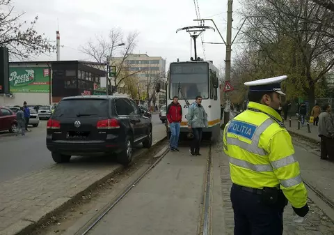 Parcare ”ca la carte”. Zeci de tramvaie blocate şi sute de oameni nervoşi din cauza unui şofer nesimţit