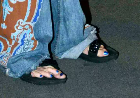 GUSTURI CURIOASE! Unul dintre cei mai mari artişti ai scenei a apărut în SANADALE CU SCLIPICI ŞI PEDICHIURĂ MOV! FOTO