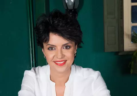 CU PĂRUL LUNG ŞI CREŢ! Iat-o pe prezentatoarea Raluca Arvat cum arăta în adolescenţă! FOTO