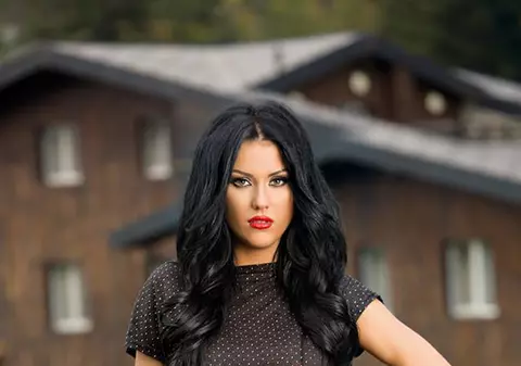 SCHIMBARE RADICALĂ în viaţa Danielei Crudu! FUSTELE SCURTE şi ROCHIILE DECOLTATE, DE DOMENIUL TRECUTULUI! FOTO & VIDEO