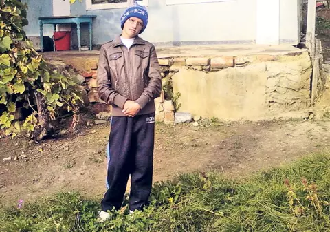 Un băiat din comuna Vultureşti, judeţul Vaslui, doarme într-o locuinţă veche şi distrusă: «Stau cu frică să nu cadă casa peste mine»