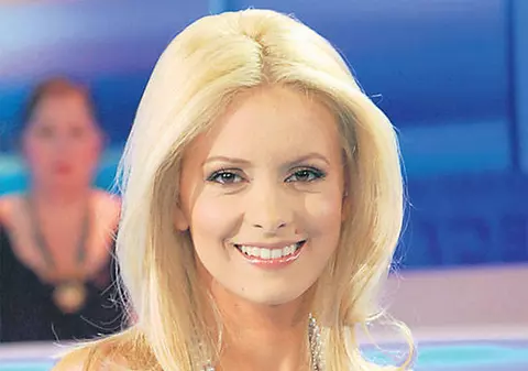 SIMONA GHERGHE, MICROBISTĂ, NU GLUMĂ! UITE CUM SUSŢINE NAŢIONALA DE FOTBAL!