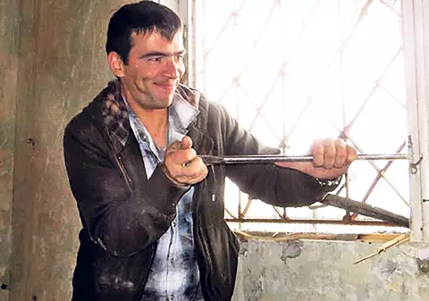 Abandonat la naştere, acum salvează copii orfani