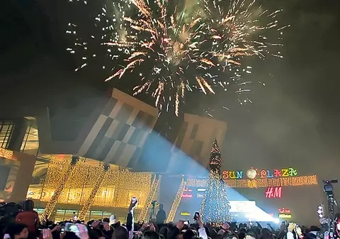 Bucureștiul STRĂLUCEȘTE! 3 MILIOANE DE BECULEȚE vor fi APRINSE mâine în Capitală. Află PROGRAMUL TÂRGULUI DE CRĂCIUN