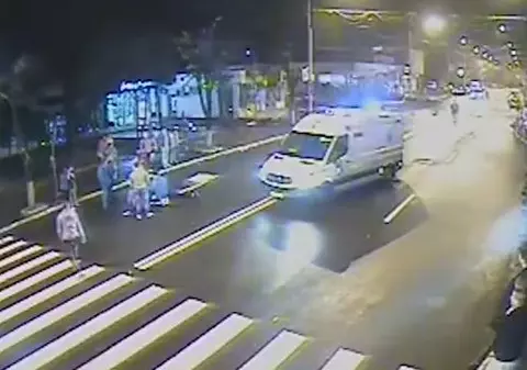 VIDEO TERIFIANT! O maşină S-A FĂCUT PRAF, pasagerii, ÎMPRĂŞTIAŢI PE ŞOSEA