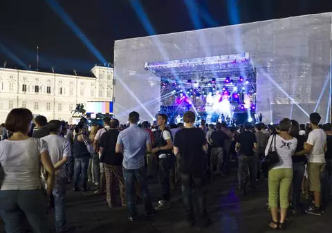 CÂŢI BANI VOR SĂ SPARGĂ ROMÂNII LA BLACK FRIDAY? Cifrele  arată că nu suntem în criză economică