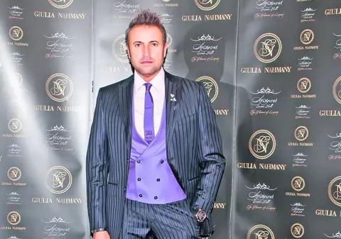 Cătălin Botezatu a dat 500 € pe două biblii de pe vremea lui Ştirbei Vodă