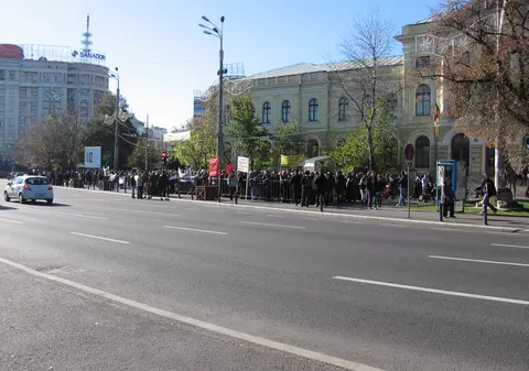 Piaţa Victoriei a devenit loc de pelerinaj pentru  nemulţumiţi: astăzi au strigat la Guvern instructorii auto