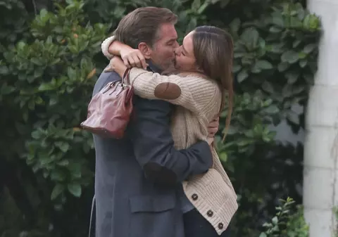 Jessica Alba, sărut pasional cu un bărbat de două ori mai în vârstă decât ea | FOTO