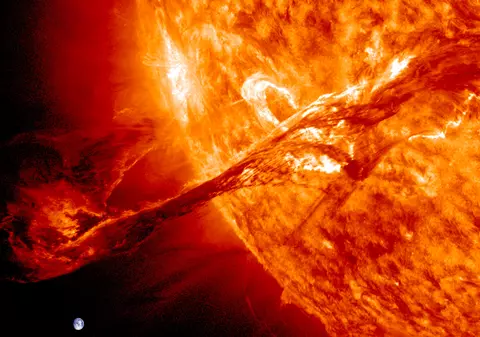Exploziile solare au luat-o  razna de două săptămâni