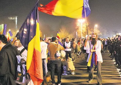 MANIFESTANŢII AU BLOCAT BULEVARDUL UNIRII! Continuă protestele bucureştenilor faţă de Roşia Montană