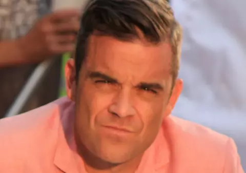 TRUPA CARE L-A CONSACRAT L-A ADUS APROAPE DE FALIMENT! Robbie Williams A PLĂTIT O AVERE ca să iasă din formaţia Take That şi A RĂMAS CU DATORII!