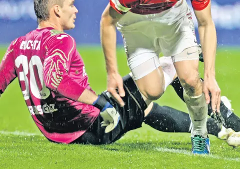 "Câinii" ploii! Pe o vreme potrivnică, dinamoviştii s-au adaptat mai bine şi au «înmuiat» Gazul