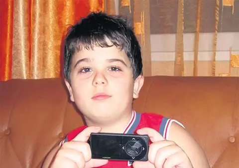 Tudor are aparatul de măsurat glicemia. Băiatul cu diabet a primit şi o pompă cu insulină ce-l scapă de injecţii