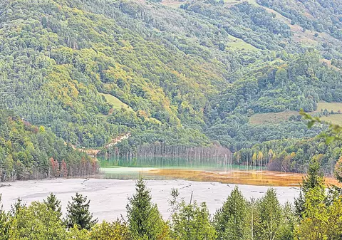 Aurul de la Roșia Montană rămâne în pământ