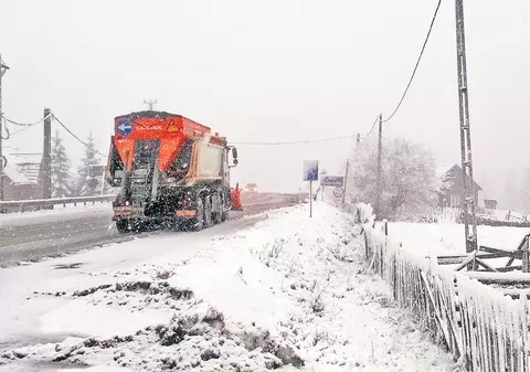Echiparea! Şoferii nu par să fi luat în serios avertizările de ninsoare, iar unii au rămas blocaţi pe munte