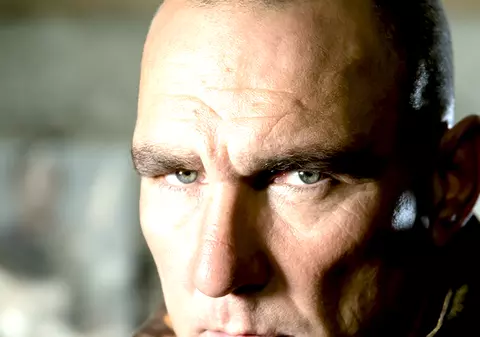 Vinnie Jones îşi testează forţele în cele mai dificile meserii din Rusia