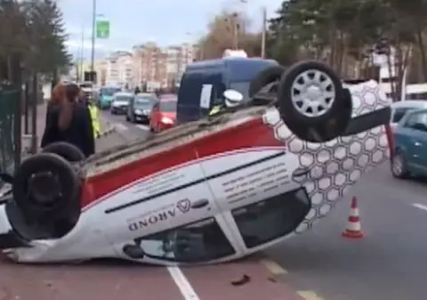Accident spectaculos! Maşina condusă de chitaristul unei trupe rock s-a răsturnat în faţa Spitalului Judeţean Suceava | VIDEO