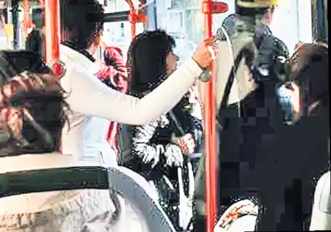 Atenţie! În autobuze umblă indivizi care se dau controlori!