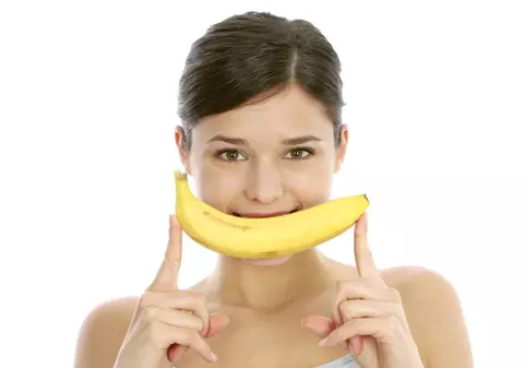 Cum îţi poţi albi dinţii cu ajutorul cojilor de banană