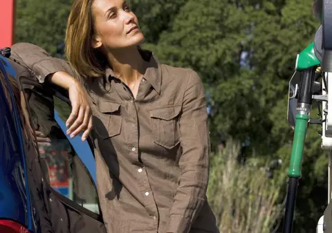 Cu cât va creşte preţul carburantului la pompă, în urma accizei de 7 cenţi pe litru