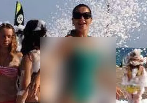 În curând VA ÎMBRĂCA ROCHIA DE MIREASĂ, dar uite CE MORTALĂ ESTE ÎN COSTUM DE BAIE, deşi are 2 COPII! FOTO