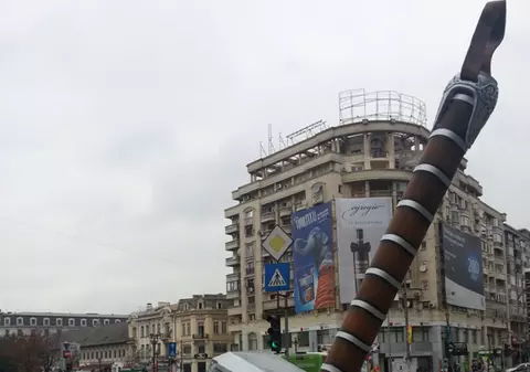 Un CIOCAN URIAŞ, în Piaţa Unirii din Capitală!