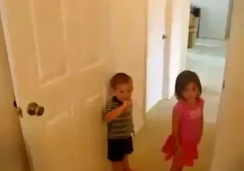 Când MAMA îşi lasă COPIII doar CU TATĂL! Uite ce au ajuns să facă ĂŞTIA MICI! TE CRUCEŞTI! VIDEO DEMENŢIAL