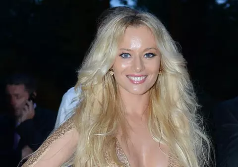 ÎL ŢINE STRÂNS ŞI E FERICITĂ. Cine e BĂRBATUL DIN BRAŢELE Laurei Cosoi?